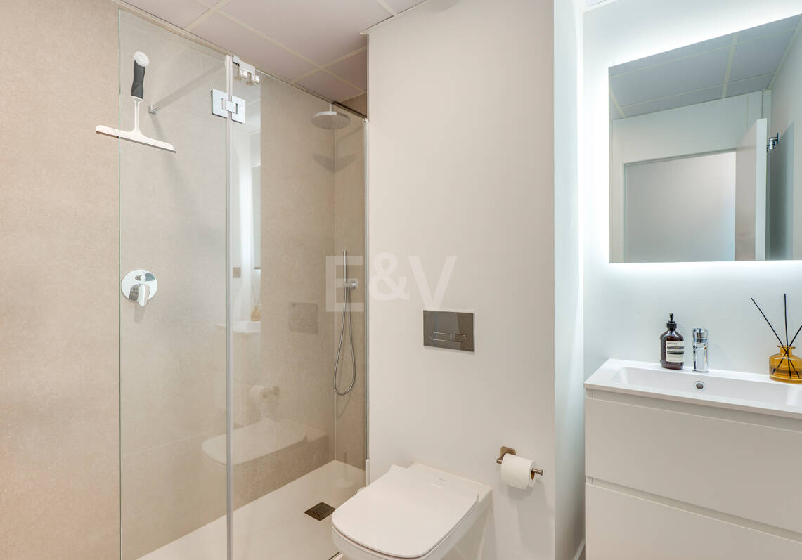 Apartamento Contemporáneo de 3 Dormitorios con Espectacular Terraza y Vistas al Mar en MedBlue, Altos de los Monteros