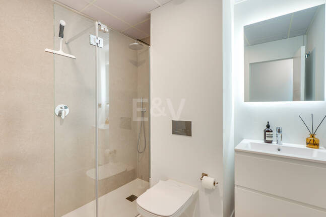 Apartamento Contemporáneo de 3 Dormitorios con Espectacular Terraza y Vistas al Mar en MedBlue, Altos de los Monteros