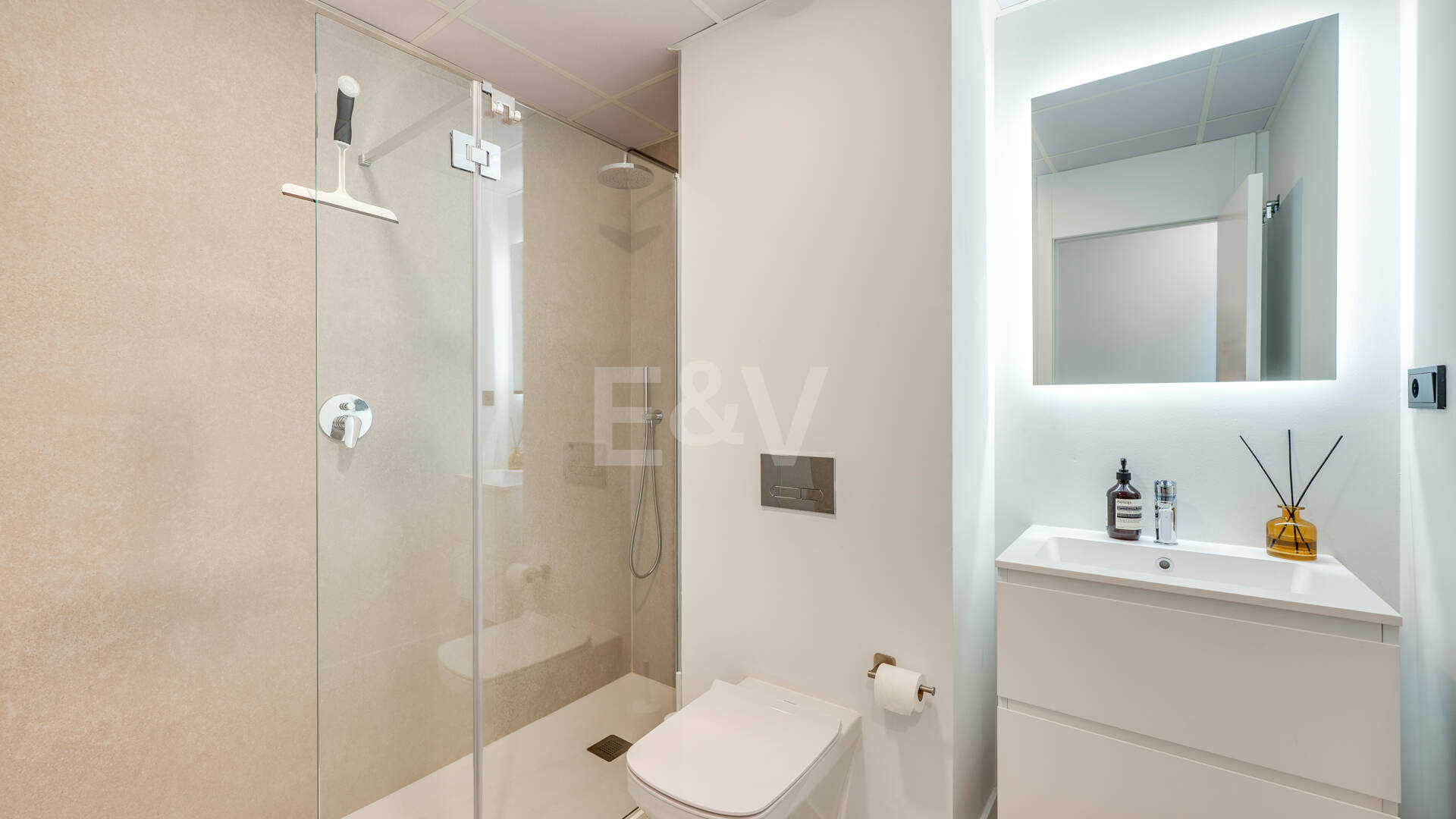 Apartamento Contemporáneo de 3 Dormitorios con Espectacular Terraza y Vistas al Mar en MedBlue, Altos de los Monteros