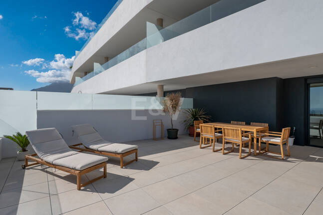 Apartamento Contemporáneo de 3 Dormitorios con Espectacular Terraza y Vistas al Mar en MedBlue, Altos de los Monteros