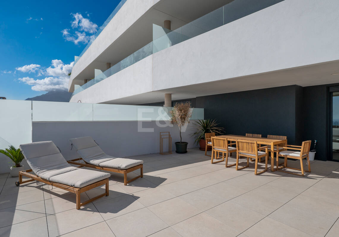Apartamento Contemporáneo de 3 Dormitorios con Espectacular Terraza y Vistas al Mar en MedBlue, Altos de los Monteros