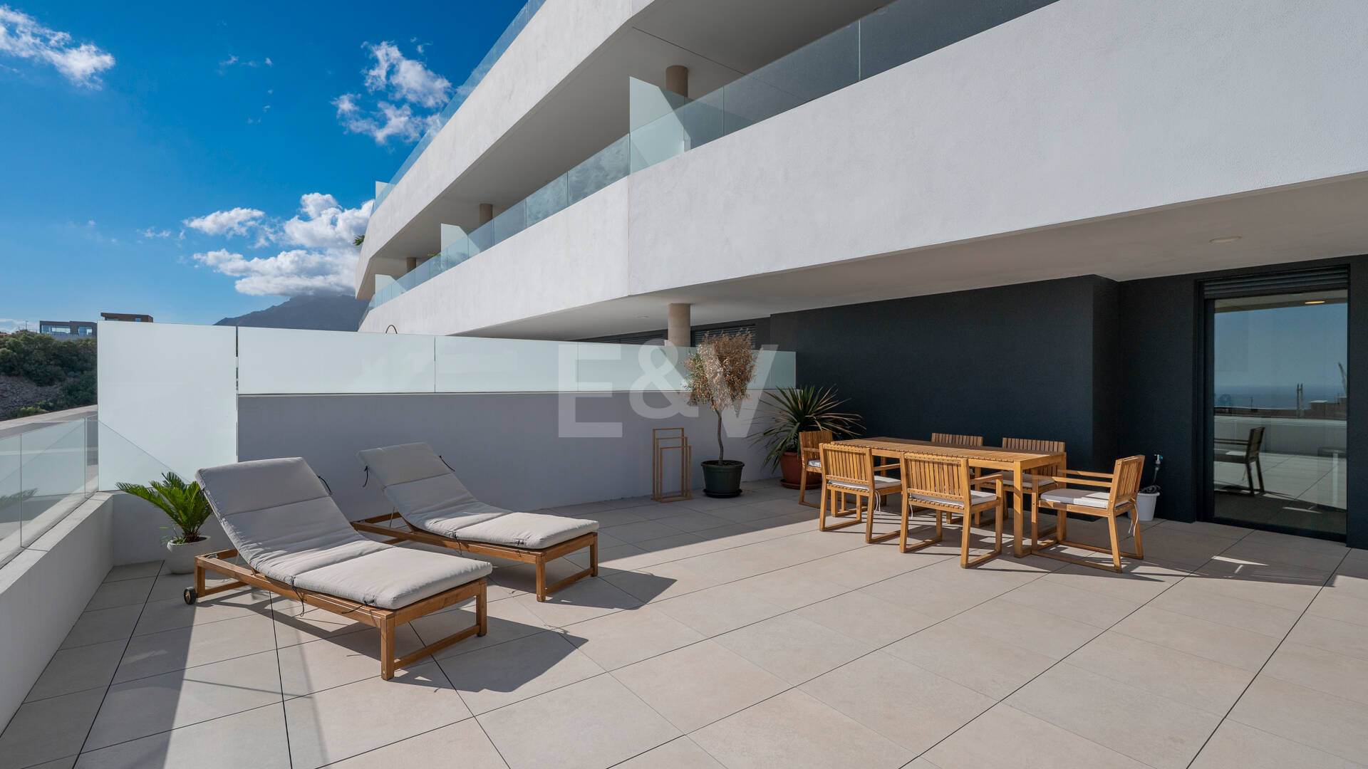 Apartamento Contemporáneo de 3 Dormitorios con Espectacular Terraza y Vistas al Mar en MedBlue, Altos de los Monteros