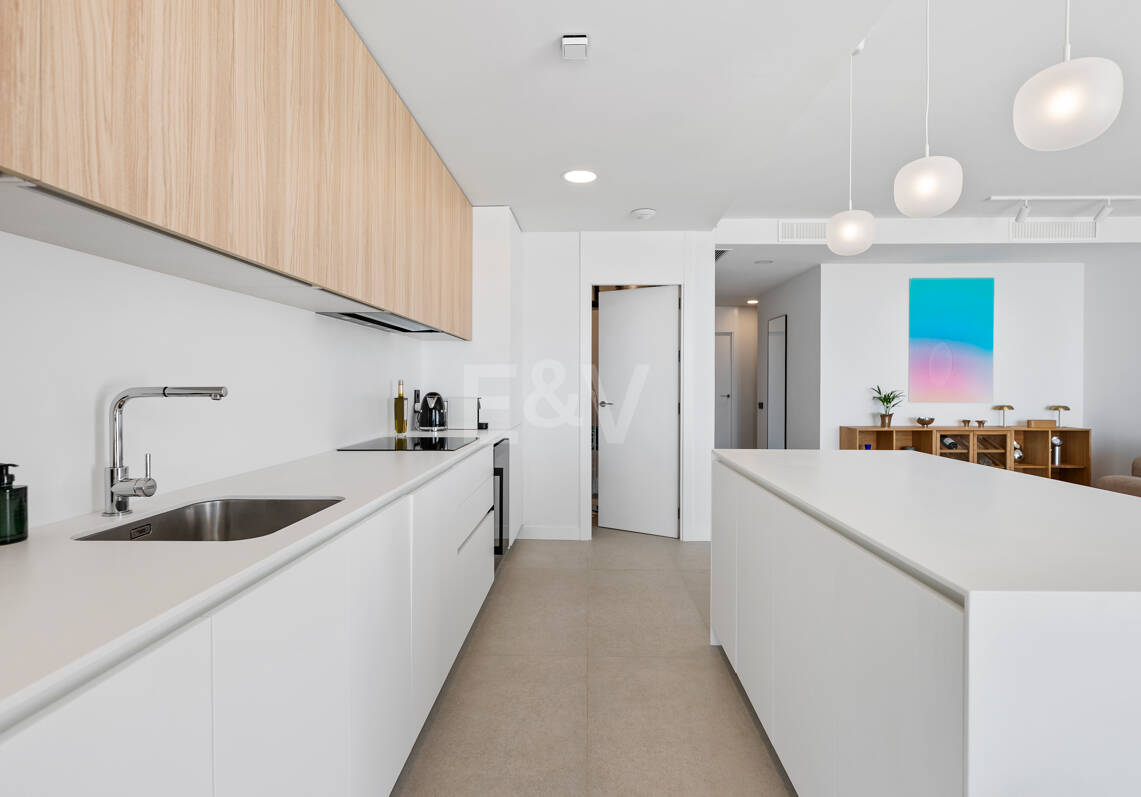 Apartamento Contemporáneo de 3 Dormitorios con Espectacular Terraza y Vistas al Mar en MedBlue, Altos de los Monteros