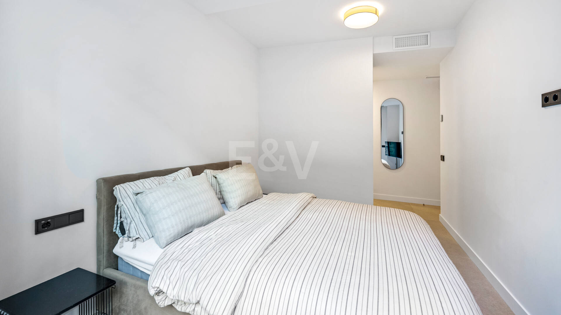 Apartamento Contemporáneo de 3 Dormitorios con Espectacular Terraza y Vistas al Mar en MedBlue, Altos de los Monteros