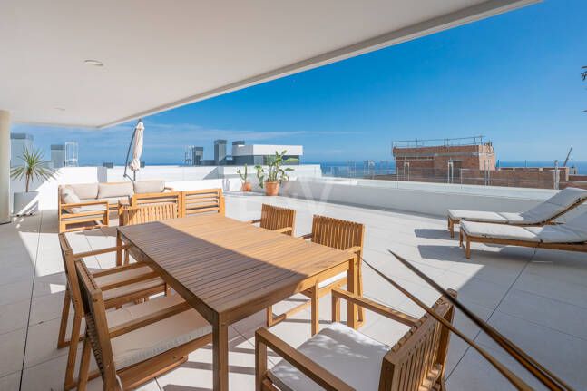 Apartamento Contemporáneo de 3 Dormitorios con Espectacular Terraza y Vistas al Mar en MedBlue, Altos de los Monteros