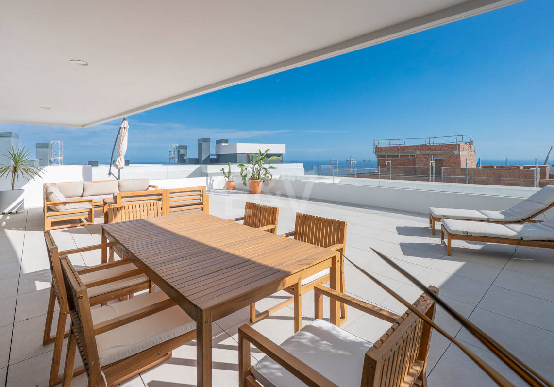Apartamento Contemporáneo de 3 Dormitorios con Espectacular Terraza y Vistas al Mar en MedBlue, Altos de los Monteros