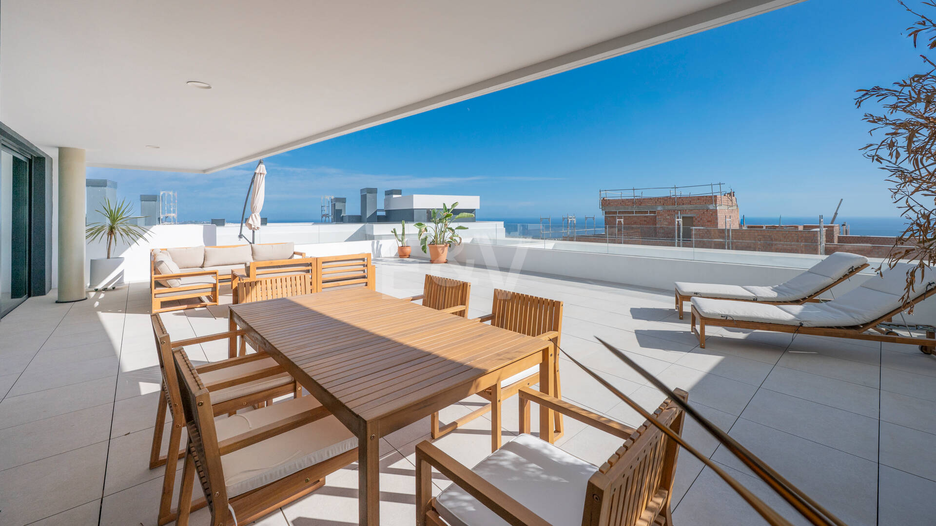 Apartamento Contemporáneo de 3 Dormitorios con Espectacular Terraza y Vistas al Mar en MedBlue, Altos de los Monteros