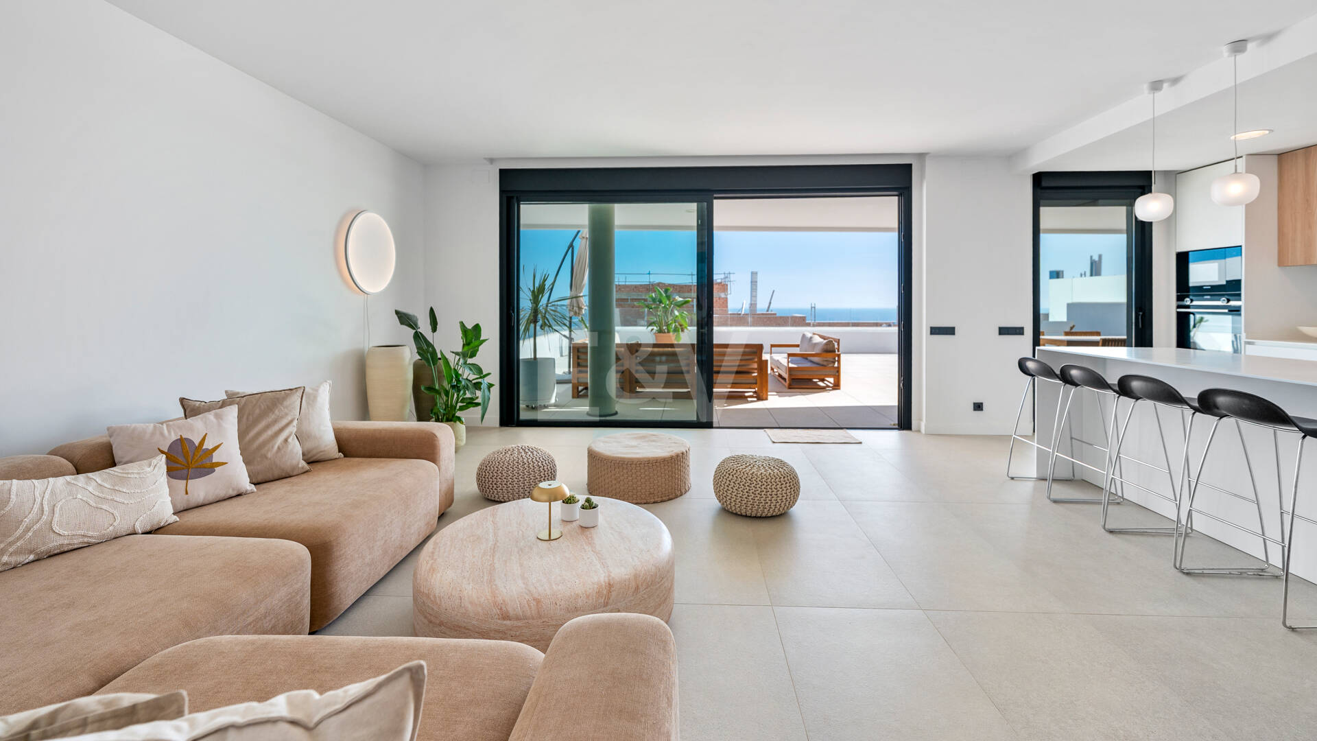 Apartamento Contemporáneo de 3 Dormitorios con Espectacular Terraza y Vistas al Mar en MedBlue, Altos de los Monteros