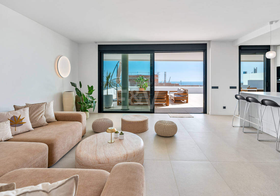 Apartamento Contemporáneo de 3 Dormitorios con Espectacular Terraza y Vistas al Mar en MedBlue, Altos de los Monteros