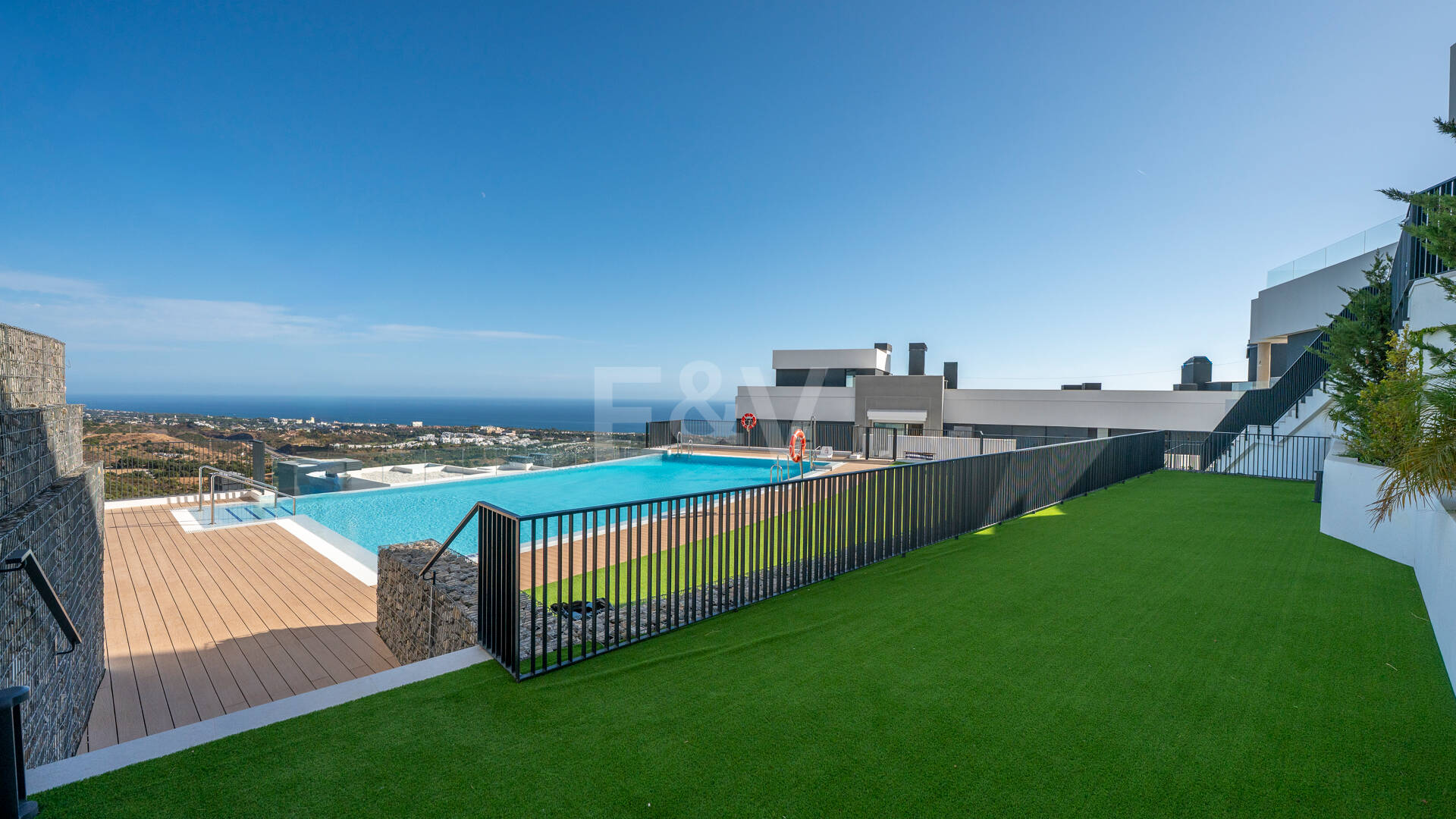 Apartamento Contemporáneo de 3 Dormitorios con Espectacular Terraza y Vistas al Mar en MedBlue, Altos de los Monteros