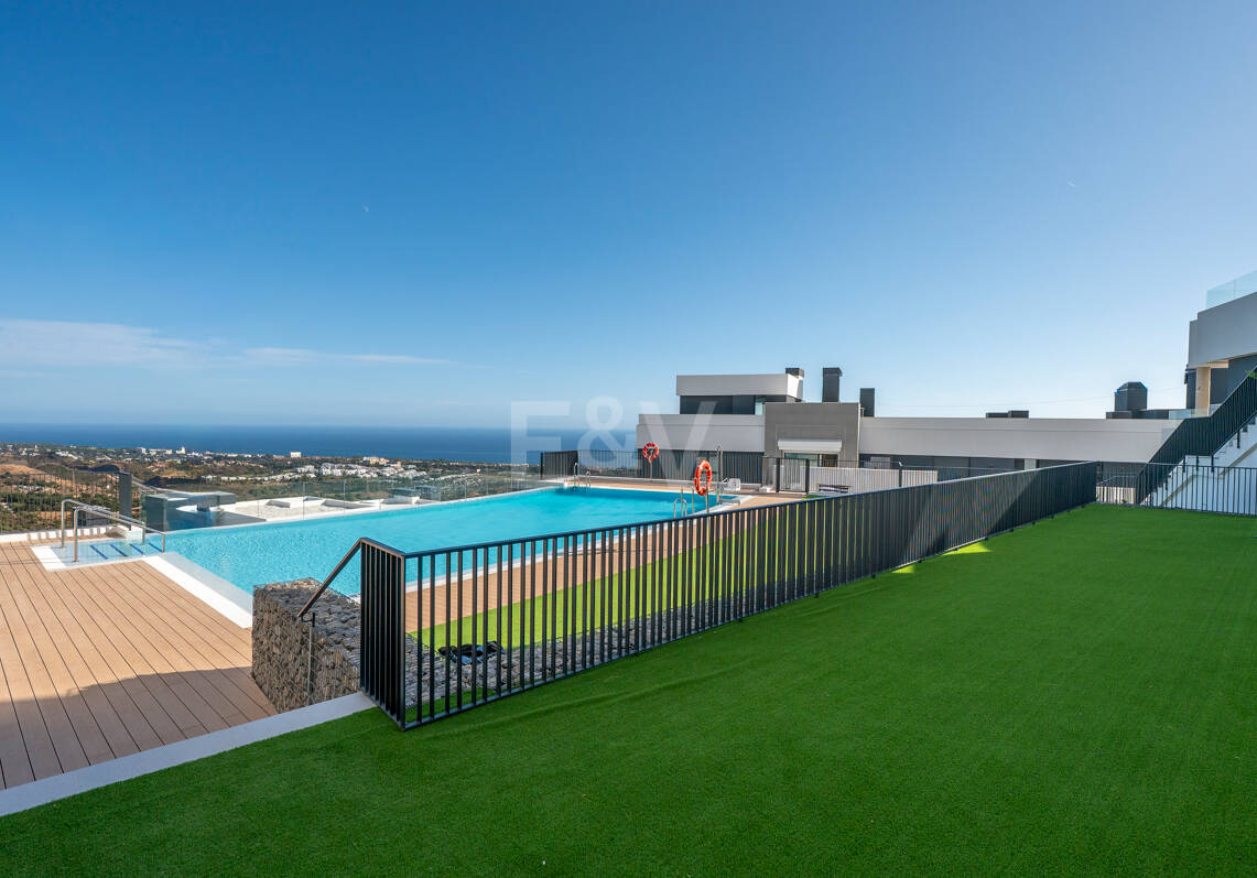 Apartamento Contemporáneo de 3 Dormitorios con Espectacular Terraza y Vistas al Mar en MedBlue, Altos de los Monteros
