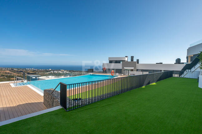 Apartamento Contemporáneo de 3 Dormitorios con Espectacular Terraza y Vistas al Mar en MedBlue, Altos de los Monteros