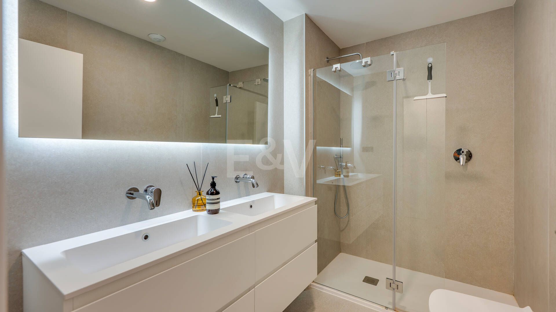 Apartamento Contemporáneo de 3 Dormitorios con Espectacular Terraza y Vistas al Mar en MedBlue, Altos de los Monteros