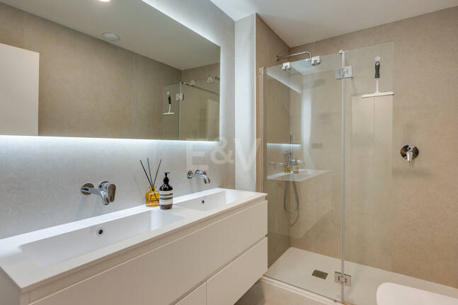 Apartamento Contemporáneo de 3 Dormitorios con Espectacular Terraza y Vistas al Mar en MedBlue, Altos de los Monteros