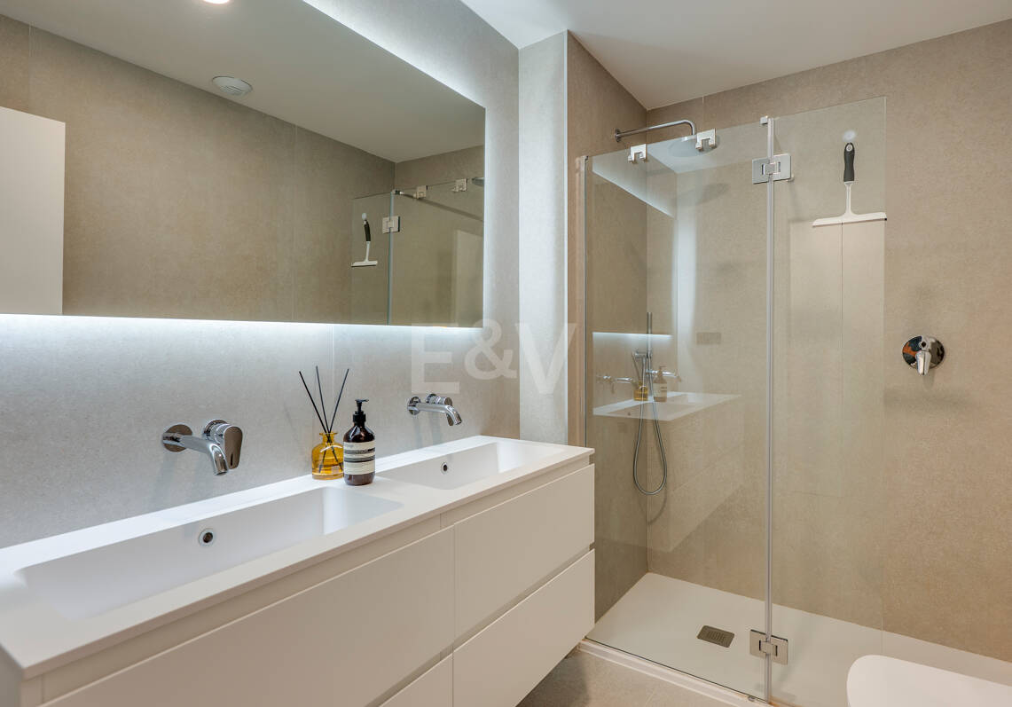 Apartamento Contemporáneo de 3 Dormitorios con Espectacular Terraza y Vistas al Mar en MedBlue, Altos de los Monteros