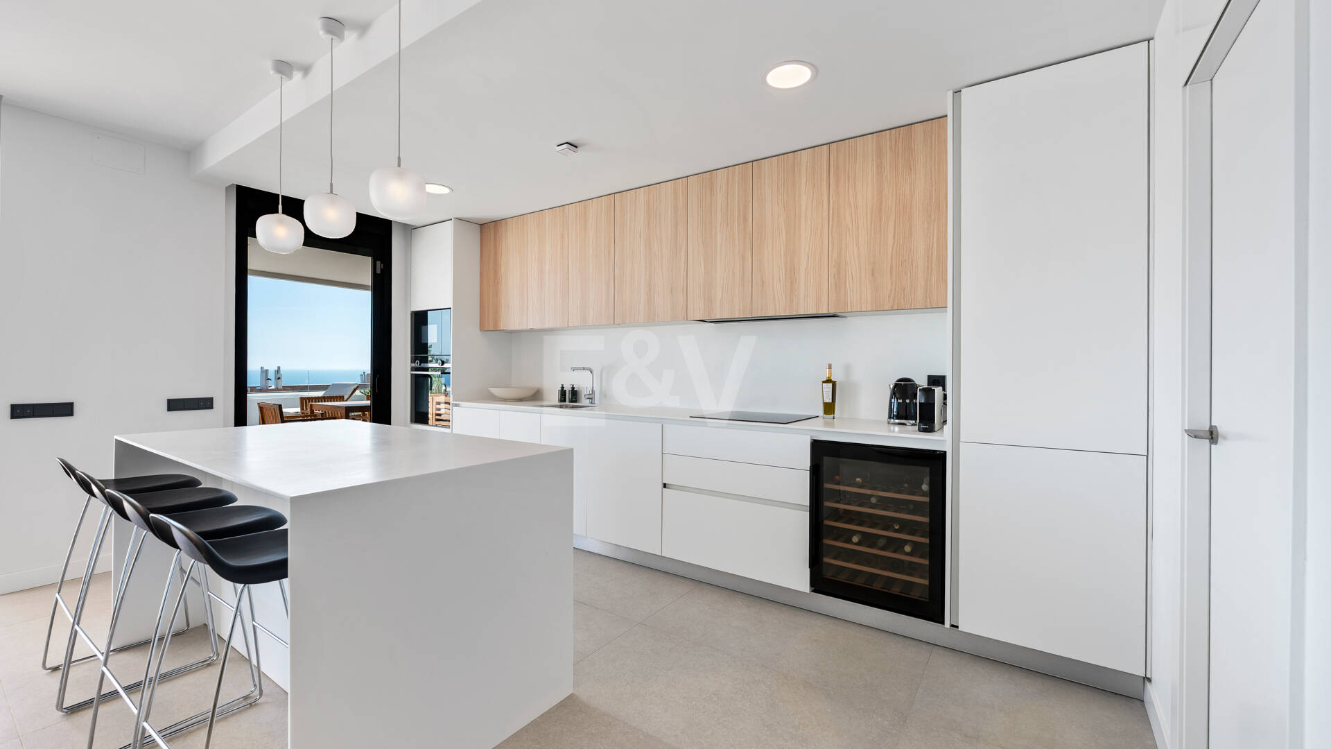Apartamento Contemporáneo de 3 Dormitorios con Espectacular Terraza y Vistas al Mar en MedBlue, Altos de los Monteros