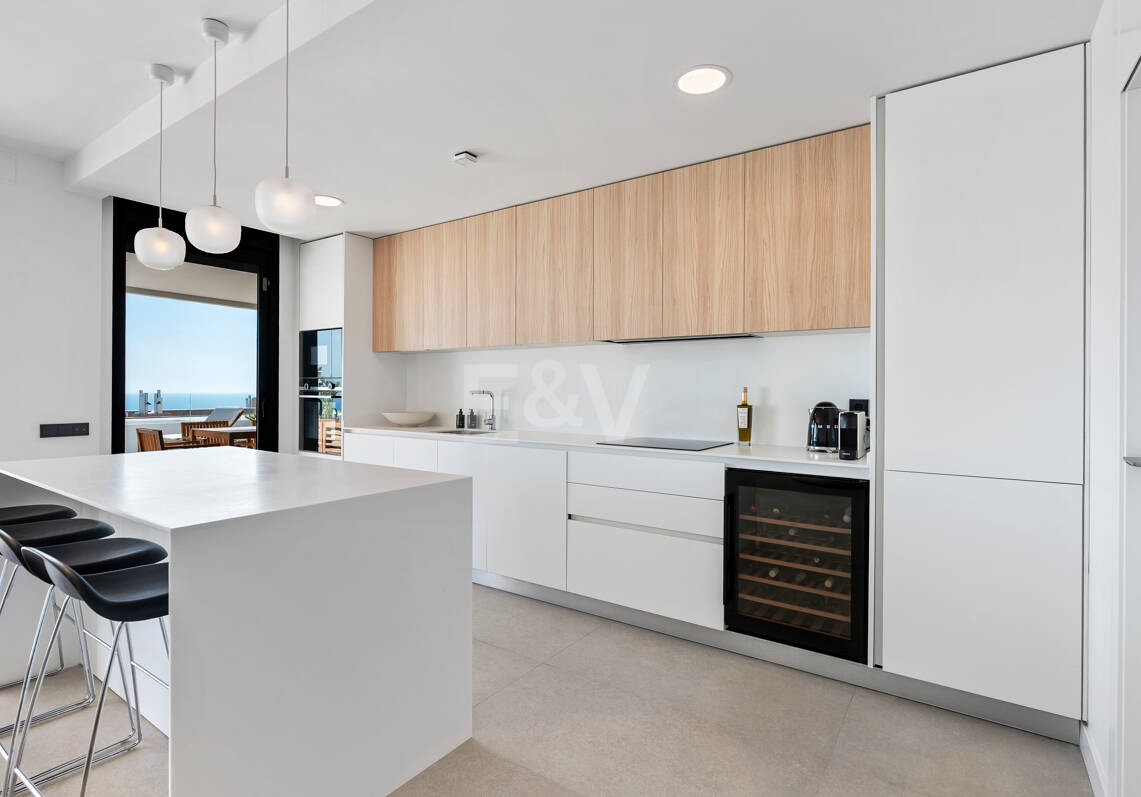 Apartamento Contemporáneo de 3 Dormitorios con Espectacular Terraza y Vistas al Mar en MedBlue, Altos de los Monteros