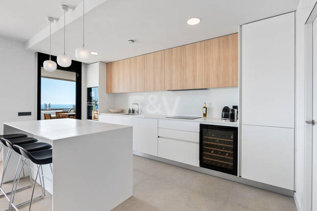 Apartamento Contemporáneo de 3 Dormitorios con Espectacular Terraza y Vistas al Mar en MedBlue, Altos de los Monteros