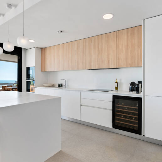 Apartamento Contemporáneo de 3 Dormitorios con Espectacular Terraza y Vistas al Mar en MedBlue, Altos de los Monteros