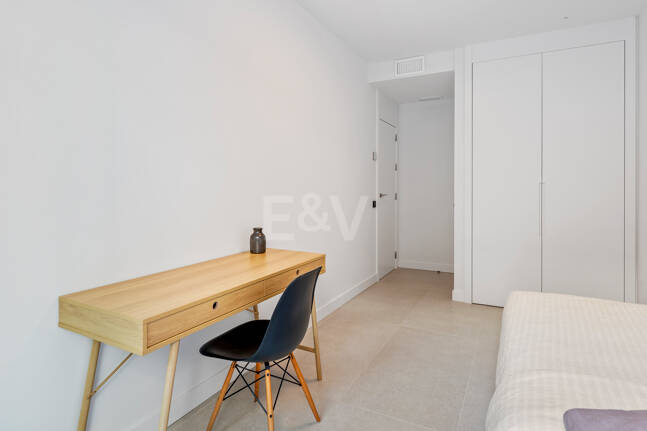 Apartamento Contemporáneo de 3 Dormitorios con Espectacular Terraza y Vistas al Mar en MedBlue, Altos de los Monteros