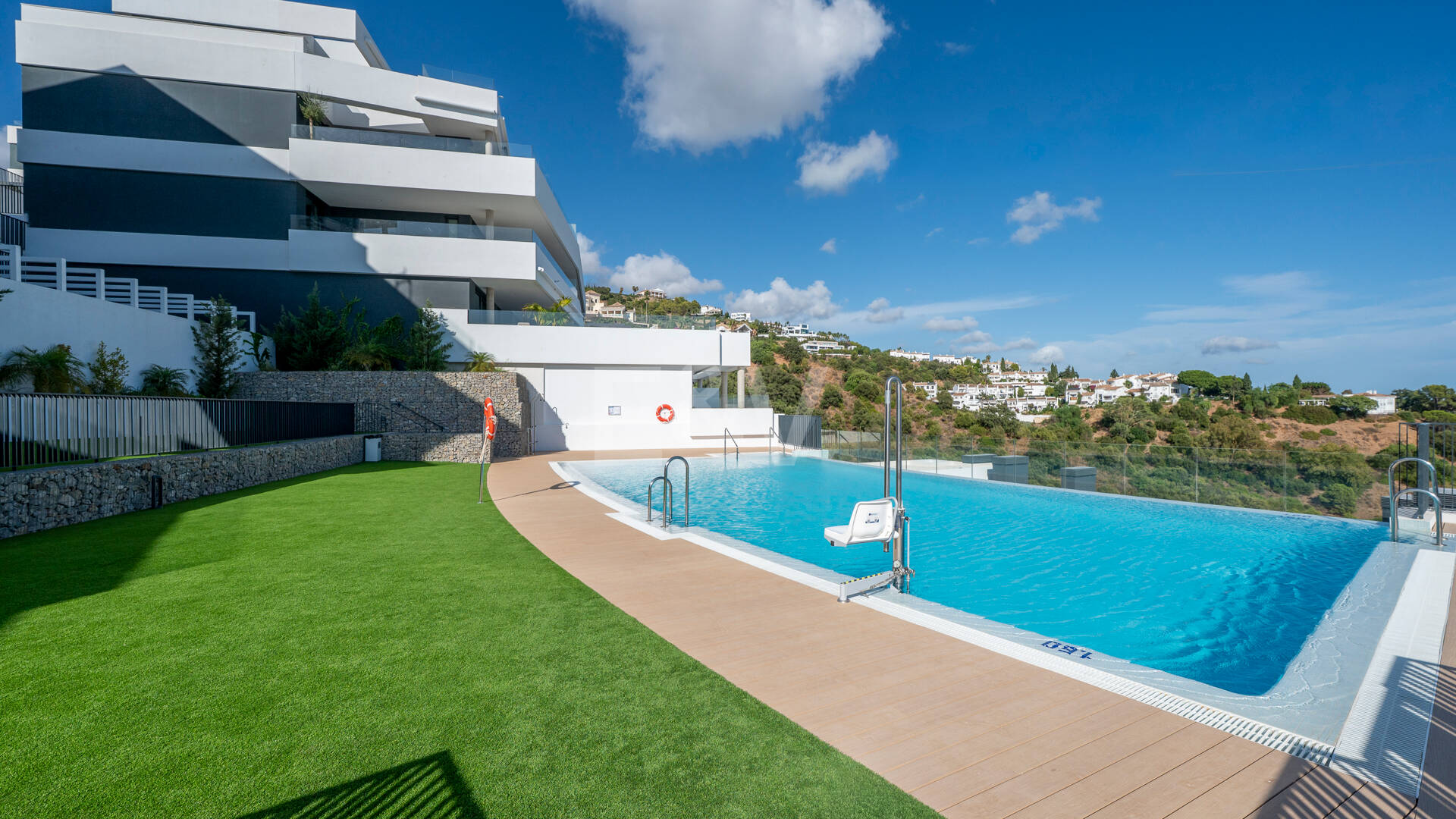 Apartamento Contemporáneo de 3 Dormitorios con Espectacular Terraza y Vistas al Mar en MedBlue, Altos de los Monteros