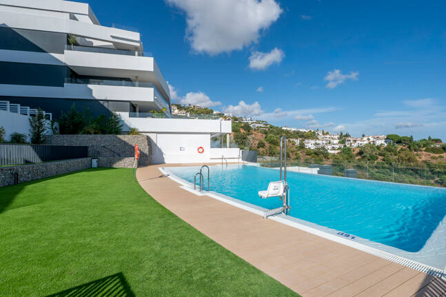 Apartamento Contemporáneo de 3 Dormitorios con Espectacular Terraza y Vistas al Mar en MedBlue, Altos de los Monteros