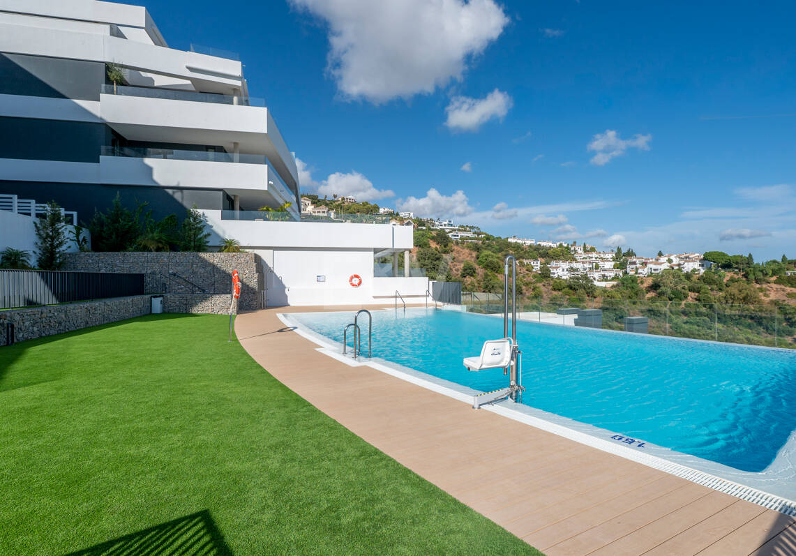 Apartamento Contemporáneo de 3 Dormitorios con Espectacular Terraza y Vistas al Mar en MedBlue, Altos de los Monteros