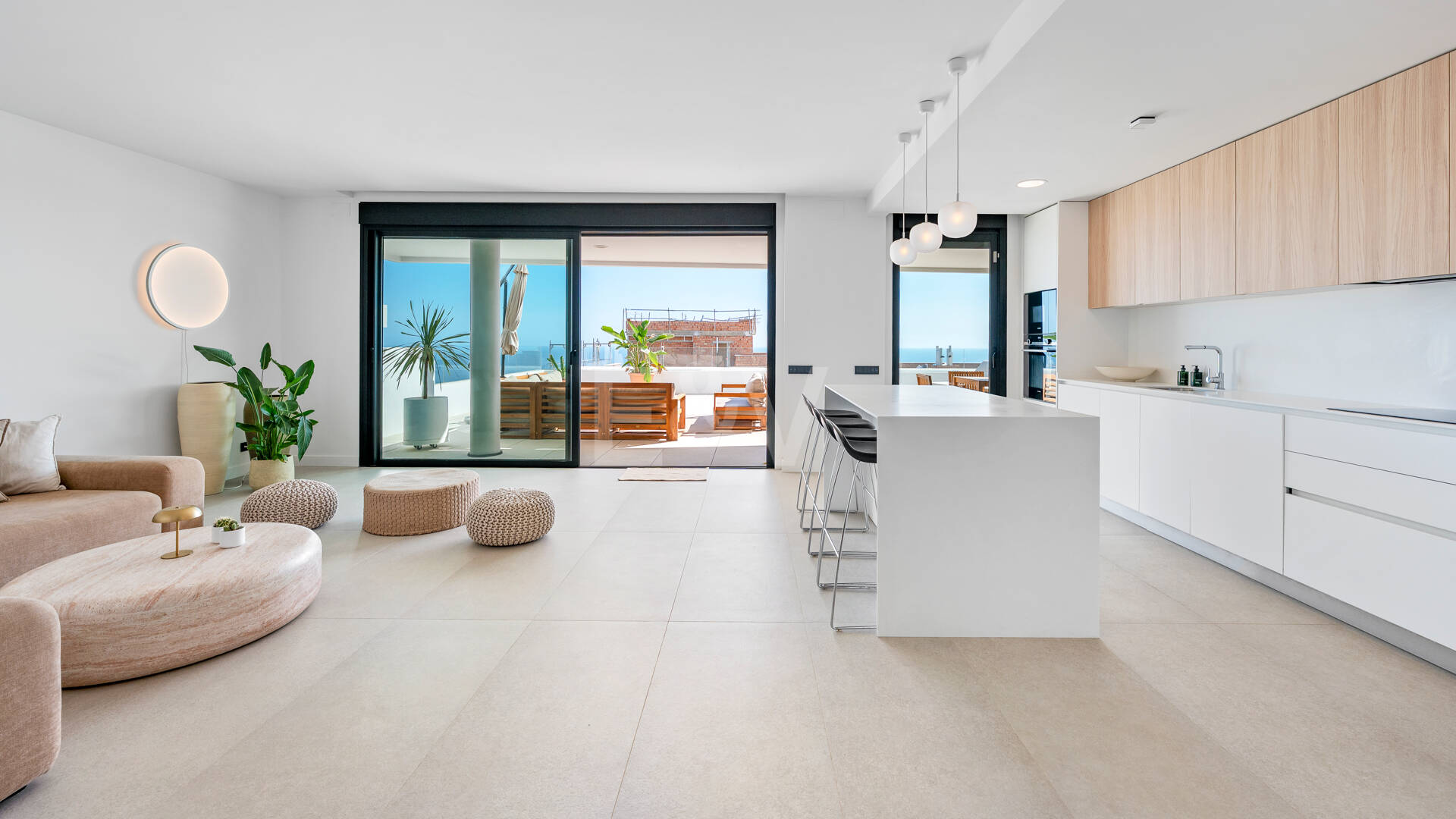Apartamento Contemporáneo de 3 Dormitorios con Espectacular Terraza y Vistas al Mar en MedBlue, Altos de los Monteros
