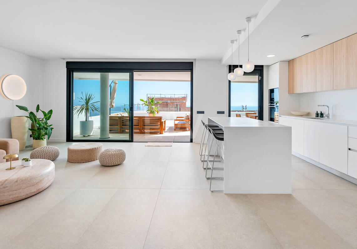 Apartamento Contemporáneo de 3 Dormitorios con Espectacular Terraza y Vistas al Mar en MedBlue, Altos de los Monteros
