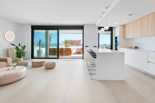 Apartamento Contemporáneo de 3 Dormitorios con Espectacular Terraza y Vistas al Mar en MedBlue, Altos de los Monteros