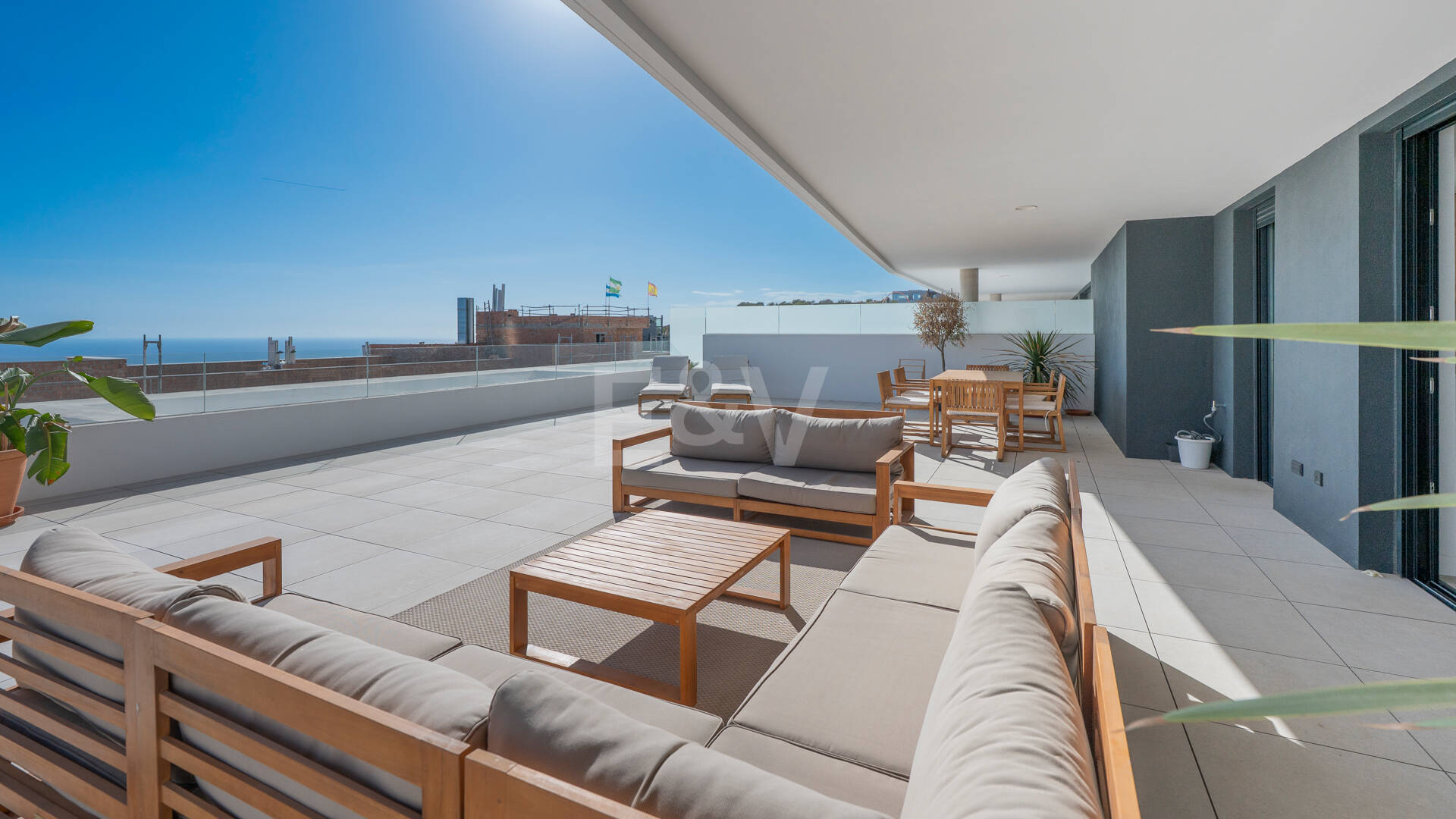 Apartamento Contemporáneo de 3 Dormitorios con Espectacular Terraza y Vistas al Mar en MedBlue, Altos de los Monteros