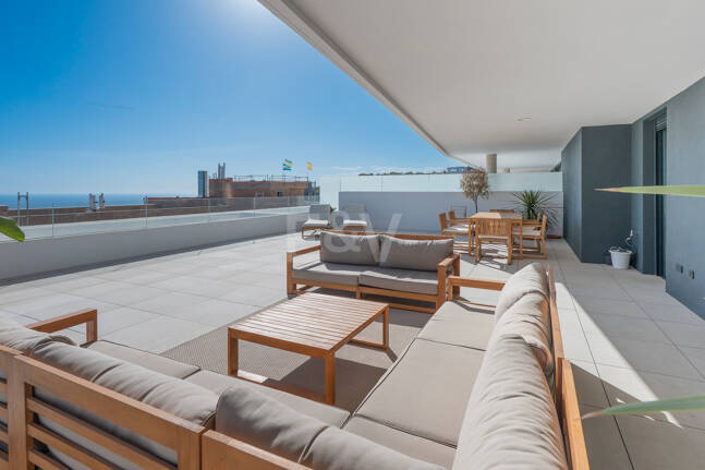 Apartamento Contemporáneo de 3 Dormitorios con Espectacular Terraza y Vistas al Mar en MedBlue, Altos de los Monteros