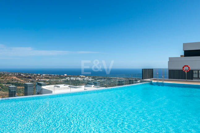 Apartamento Contemporáneo de 3 Dormitorios con Espectacular Terraza y Vistas al Mar en MedBlue, Altos de los Monteros
