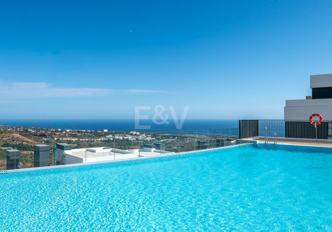 Apartamento Contemporáneo de 3 Dormitorios con Espectacular Terraza y Vistas al Mar en MedBlue, Altos de los Monteros