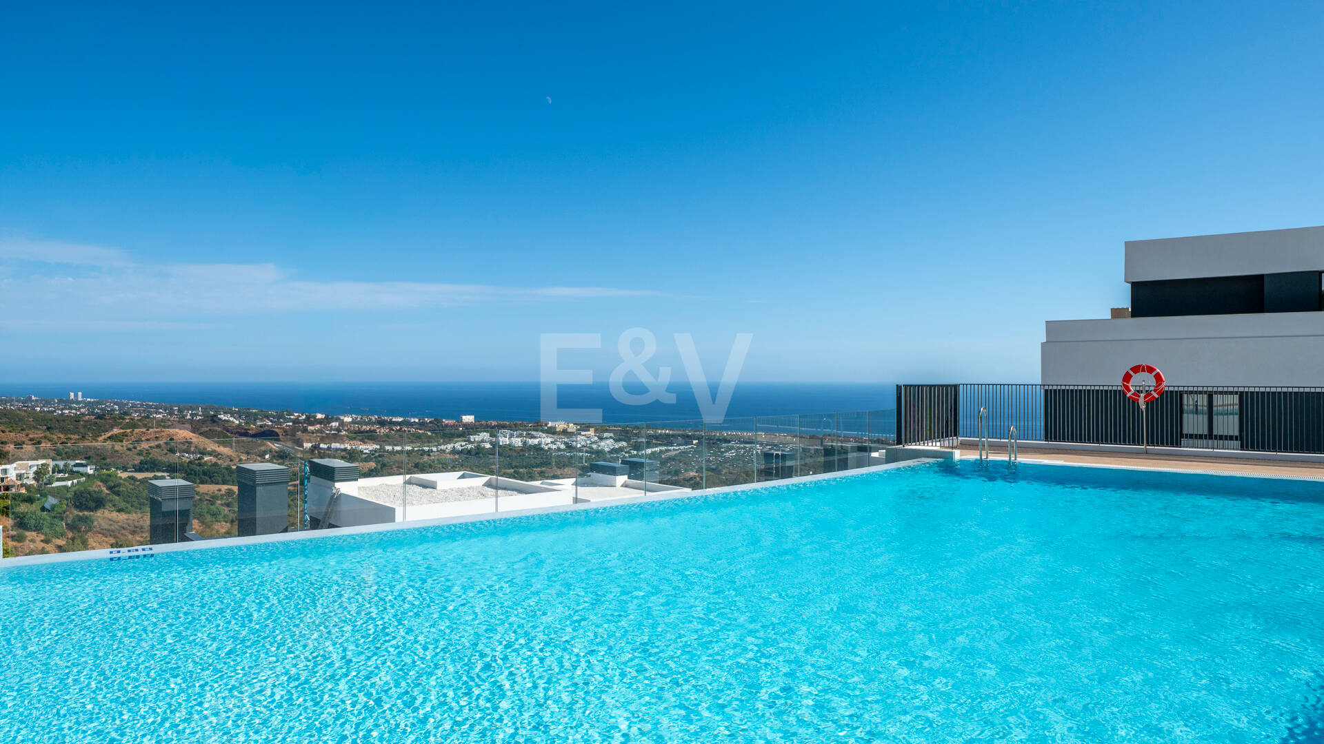 Apartamento Contemporáneo de 3 Dormitorios con Espectacular Terraza y Vistas al Mar en MedBlue, Altos de los Monteros