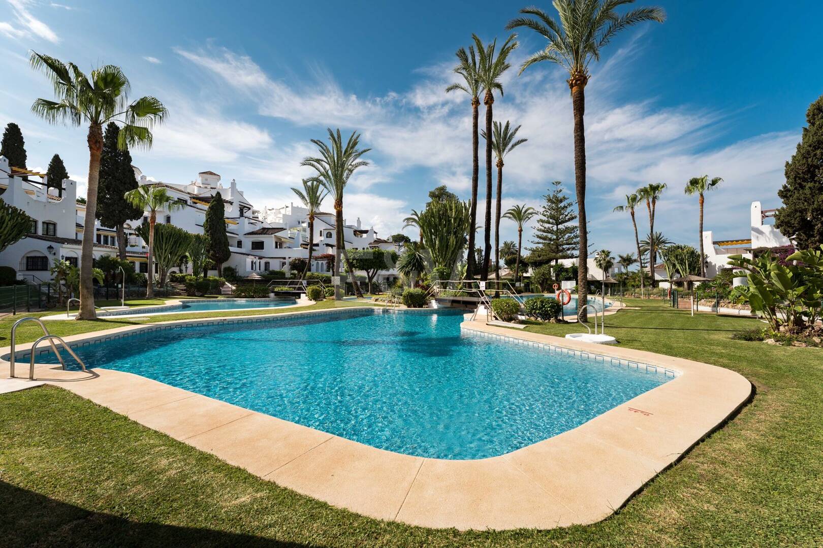 Skandy-Stil-Apartment mit Touristenlizenz und Meerblick von der Dachterrasse in Aldea Blanca, Nueva Andalucía