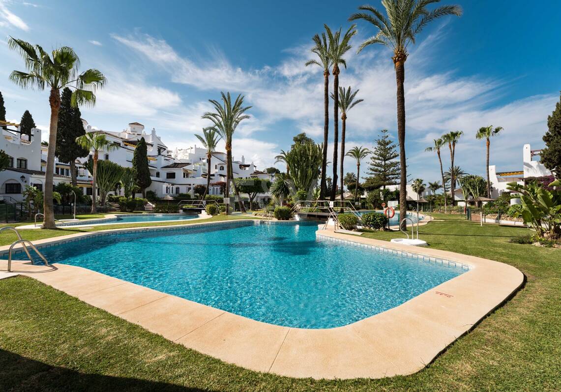 Skandy-Stil-Apartment mit Touristenlizenz und Meerblick von der Dachterrasse in Aldea Blanca, Nueva Andalucía