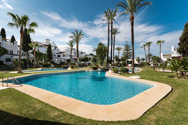 Skandy-Stil-Apartment mit Touristenlizenz und Meerblick von der Dachterrasse in Aldea Blanca, Nueva Andalucía