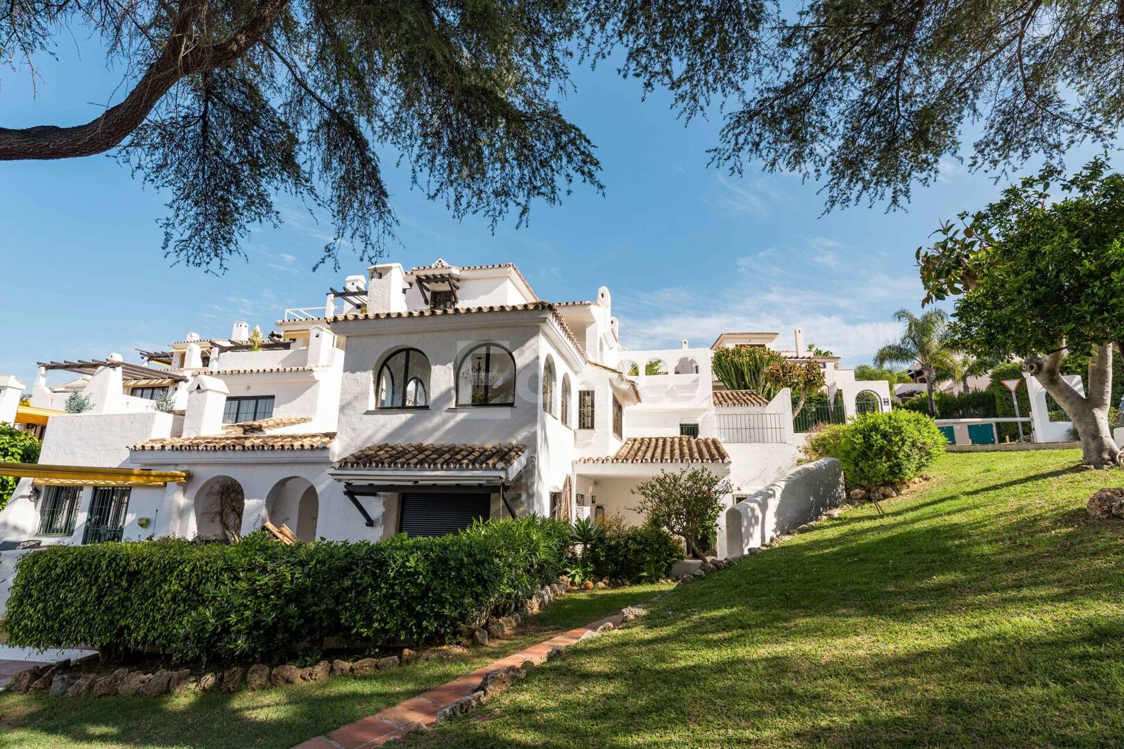 Skandy-Stil-Apartment mit Touristenlizenz und Meerblick von der Dachterrasse in Aldea Blanca, Nueva Andalucía