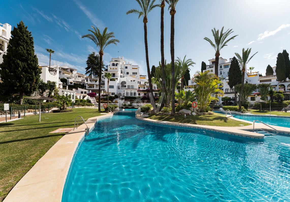 Skandy-Stil-Apartment mit Touristenlizenz und Meerblick von der Dachterrasse in Aldea Blanca, Nueva Andalucía