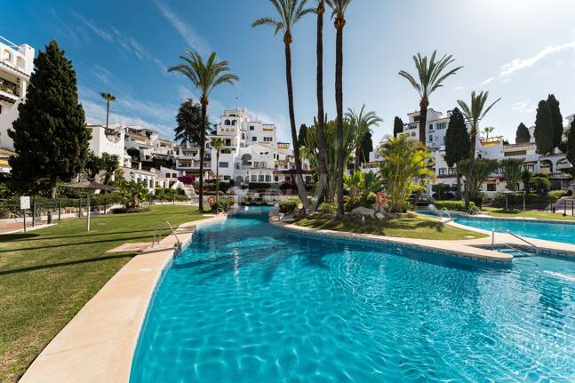 Skandy-Stil-Apartment mit Touristenlizenz und Meerblick von der Dachterrasse in Aldea Blanca, Nueva Andalucía