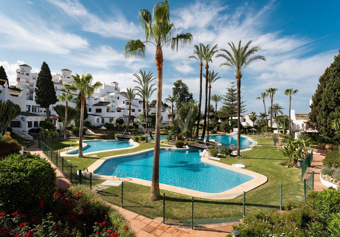 Skandy-Stil-Apartment mit Touristenlizenz und Meerblick von der Dachterrasse in Aldea Blanca, Nueva Andalucía