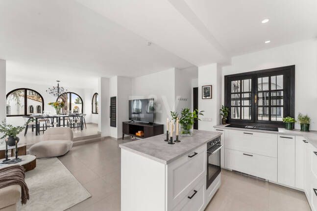 Skandy-Stil-Apartment mit Touristenlizenz und Meerblick von der Dachterrasse in Aldea Blanca, Nueva Andalucía
