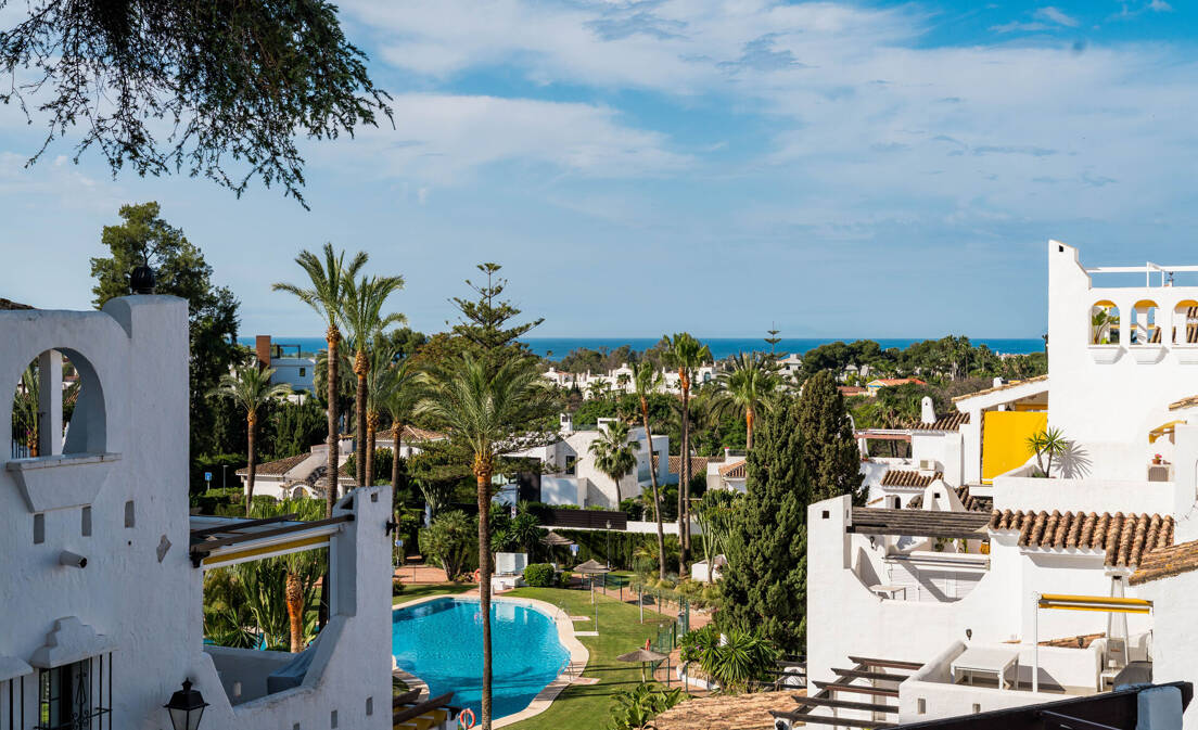 In der äußerst begehrten Wohnanlage Aldea Blanca in Nueva Andalucía, Marbella, verbindet diese wunderschön renovierte Drei-Zimmer-Wohnung zeitgemäße, vom skandinavischen Stil...