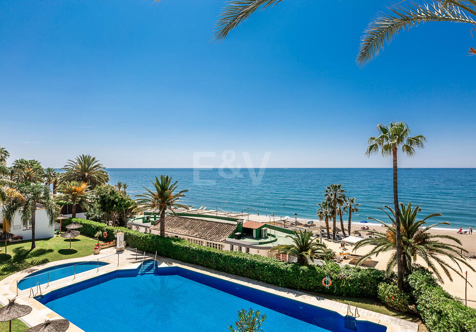Casa adosada en primera línea de playa con licencia turística en la Milla de Oro de Marbella