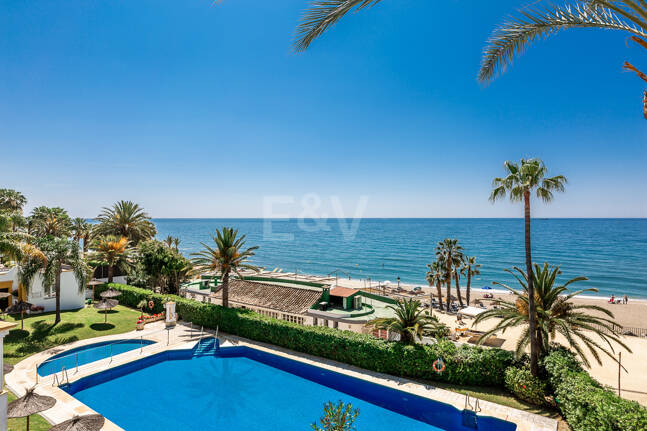 Casa adosada en primera línea de playa con licencia turística en la Milla de Oro de Marbella