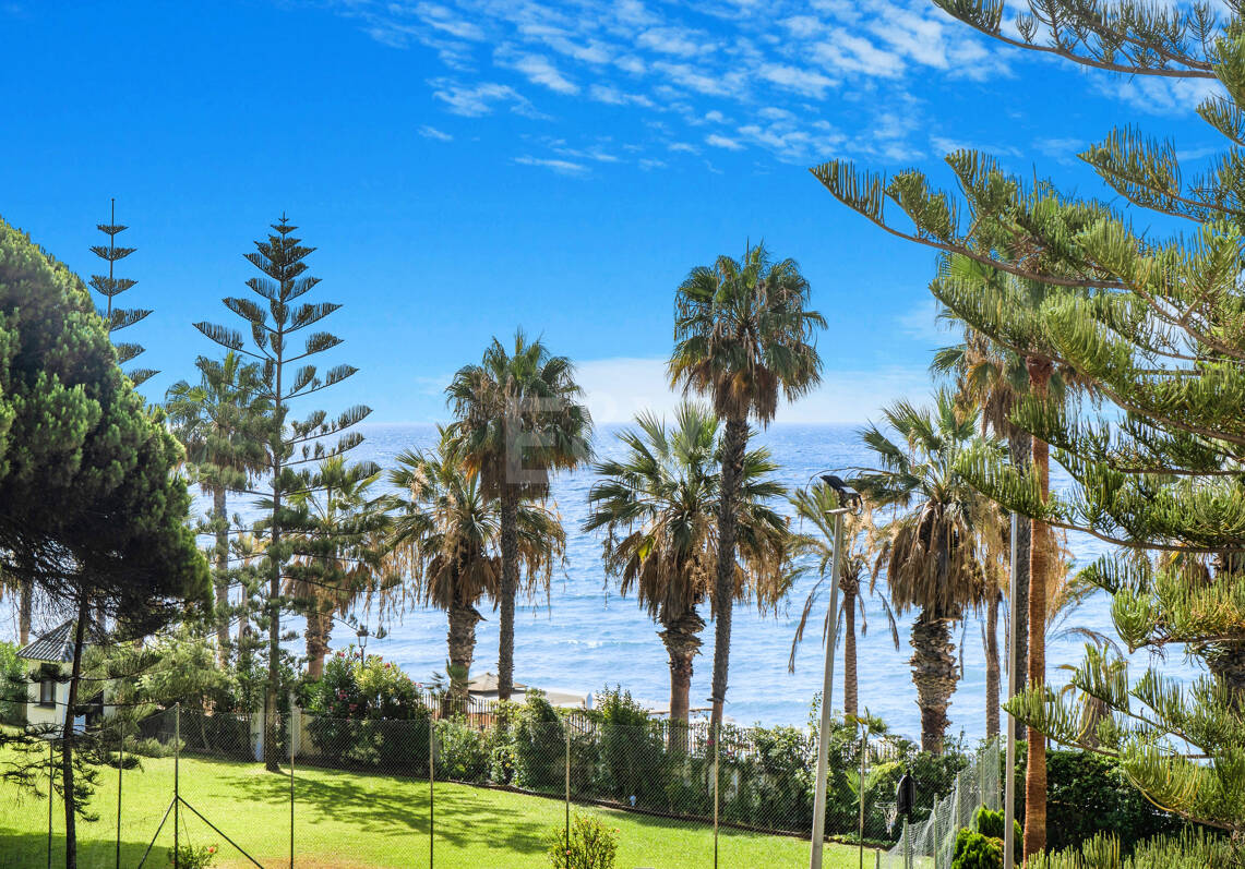 Casa adosada en primera línea de playa con licencia turística en la Milla de Oro de Marbella