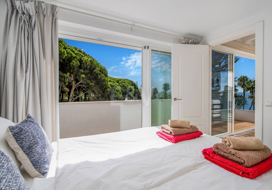 Casa adosada en primera línea de playa con licencia turística en la Milla de Oro de Marbella