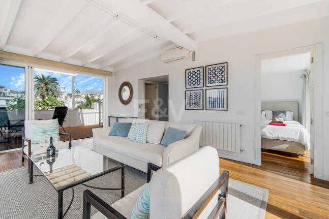 Casa adosada en primera línea de playa con licencia turística en la Milla de Oro de Marbella