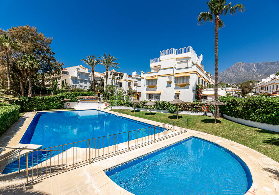Casa adosada en primera línea de playa con licencia turística en la Milla de Oro de Marbella